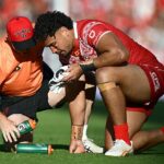 Rodina futbalovej hviezdy, ktorá podstúpila naliehavú operáciu mozgu po troch úderoch hlavou na ihrisku, poskytuje dôležité informácie o jeho stave