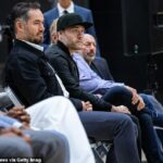 Bratia Joey (L) a Jesse (R) Bussovci prišli o prácu v Lakers v rámci reštrukturalizácie