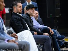 Rodinný spor Lakers prepukol, keď si Jeanie Buss udržala prácu, ale jej bratia boli prepustení po prevzatí 10 miliárd dolárov Bratia Joey (L) a Jesse (R) Bussovci prišli o prácu v Lakers v rámci reštrukturalizácie