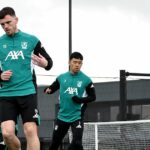 Celkový pohľad na Andrew Robertson, Alexis Mac Allister a Cody Gakpo z Liverpoolu počas tréningu v AXA Training Center