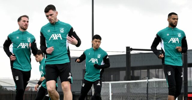 Roky som hrával s hviezdou Liverpoolu – viem, ako skutočne Celkový pohľad na Andrew Robertson, Alexis Mac Allister a Cody Gakpo z Liverpoolu počas tréningu v AXA Training Center