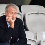Majiteľ Chelsea Roman Abramovich zaútočil na vládu Spojeného kráľovstva po jeho predaji za 2,3 miliardy libier.
