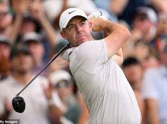 Rory McIlroy je bližšie k zisku svojho SIEDMYHO titulu v pretekoch do Dubaja po tom, čo deň zápasil späť na trať uprostred bizarného vynechaného puttu Rory McIlroy je na pokraji siedmeho titulu Race to Dubai po tom, čo sa v sobotu dostal na vrchol.