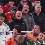 Trent Alexander-Arnold z Realu Madrid ohováral fanúšikov, keď nastúpil ako náhradník počas zápasu fázy MD4 Ligy majstrov UEFA 2025/26 medzi Liverpool FC a Real Madrid CF na Anfielde 4. novembra 2025 v Liverpoole v Anglicku