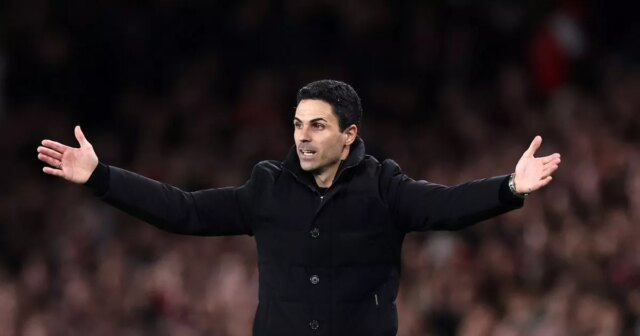 Mikel Arteta mávol rukami. 