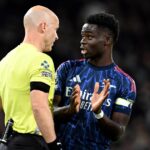 Anthony Taylor a Buyo a potom počas zápasu fulham vs arzenál