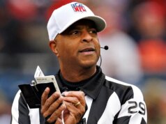 Rozhodca NFL opúšťa zápas po bezkontaktnom zranení Rozhodca NFL opúšťa zápas po bezkontaktnom zranení