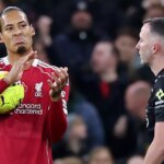 Rozhodca Chris Kavanagh, stredný hráč, počas futbalového zápasu anglickej Premier League medzi Manchestrom City a Liverpoolom v Manchestri, Anglicko, v nedeľu 9. novembra 2025. (AP Photo/Jon Super)