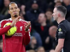 Rozhodca Premier League v centre nočnej mory VAR už TRETÍKRÁT po rozhodnutí Virgila van Dijka Rozhodca Chris Kavanagh, stredný hráč, počas futbalového zápasu anglickej Premier League medzi Manchestrom City a Liverpoolom v Manchestri, Anglicko, v nedeľu 9. novembra 2025. (AP Photo/Jon Super)