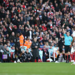 LONDÝN, ANGLICKO - 22. FEBRUÁRA: Rozhodca Craig Pawson skontroloval monitor VAR, čo viedlo k tomu, že Myles Lewis-Skelly z Arsenalu (bez obrázku) dostal červenú kartu za odmietnutie potenciálnej príležitosti na strelenie gólu počas zápasu Premier League medzi Arsenal FC a West Ham United FC na Emirates Stadium 22. februára v Londýne 20. februára. (Foto: Julian Finney/Getty Images)