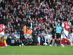 Rozhodca Sunderlandu-Arsenalu dal v poslednom zápase Gunners červenú kartu LONDÝN, ANGLICKO - 22. FEBRUÁRA: Rozhodca Craig Pawson skontroloval monitor VAR, čo viedlo k tomu, že Myles Lewis-Skelly z Arsenalu (bez obrázku) dostal červenú kartu za odmietnutie potenciálnej príležitosti na strelenie gólu počas zápasu Premier League medzi Arsenal FC a West Ham United FC na Emirates Stadium 22. februára v Londýne 20. februára. (Foto: Julian Finney/Getty Images)