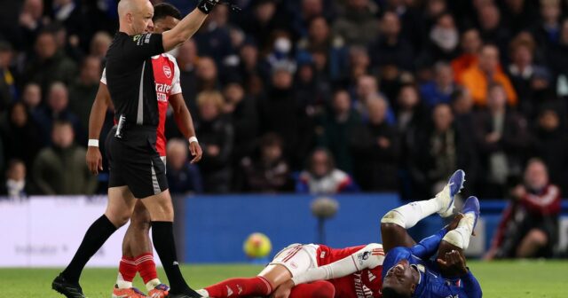 Anthony Taylor a Moises Caicedo