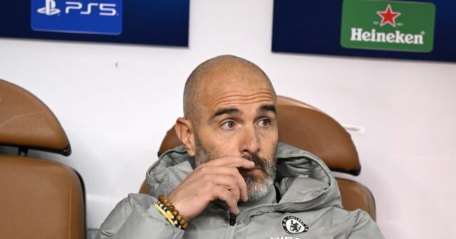 Enzo Maresca sleduje svoj tím Chelsea