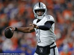 Rozohrávač Raiders Geno Smith bolí, keď sezóna Las Vegas dosiahla nové minimum v hroznej strate Denver Broncos Geno Smith hodil vo štvrtok večer ďalší zákrok a proti Denveru sa zranil