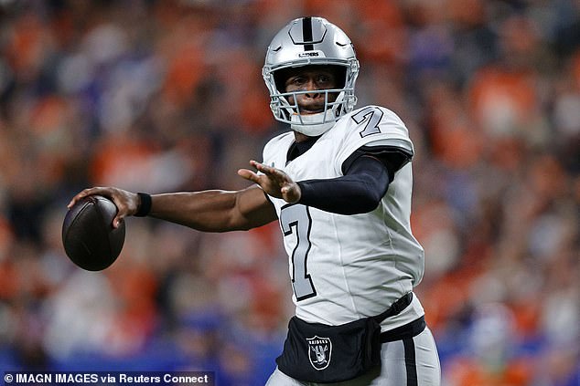 Rozohrávač Raiders Geno Smith bolí, keď sezóna Las Vegas dosiahla Geno Smith hodil vo štvrtok večer ďalší zákrok a proti Denveru sa zranil
