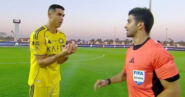 Rozzúrený Cristiano Ronaldo útočí na rozhodcu v nepríjemnej chvíli počas Cristiano Ronaldo gestikuluje