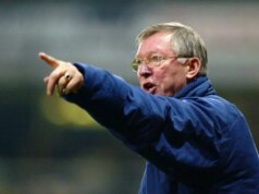 „Rozzúril som Sira Alexa Fergusona po tom, čo som opustil Man Utd – udrel na mňa telefónom“ Sir Alex Ferguson kričí pokyny svojim hráčom počas zápasu FA Barclaycard Premiership medzi West Ham United a Manchester United 17. novembra 2002.