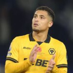 Joao Gomes z Wolverhamptonu Wanderers tlieska fanúšikom po prehre tímu v zápase Premier League medzi Chelsea a Wolverhampton Wanderers na Stamford Bridge 8. novembra 2025 v Londýne v Anglicku.