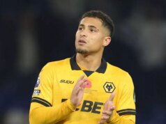 Ruben Amorim chce splniť želanie Joaa Gomesa po odoslaní správy z Man Utd Joao Gomes z Wolverhamptonu Wanderers tlieska fanúšikom po prehre tímu v zápase Premier League medzi Chelsea a Wolverhampton Wanderers na Stamford Bridge 8. novembra 2025 v Londýne v Anglicku.