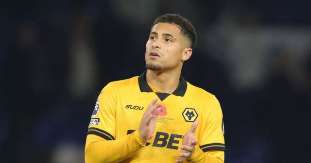 Ruben Amorim chce splniť želanie Joaa Gomesa po odoslaní správy Joao Gomes z Wolverhamptonu Wanderers tlieska fanúšikom po prehre tímu v zápase Premier League medzi Chelsea a Wolverhampton Wanderers na Stamford Bridge 8. novembra 2025 v Londýne v Anglicku.