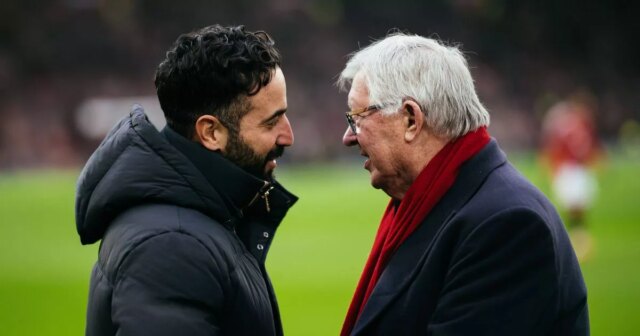 Ruben Amorim dal radu Sirovi Alexovi Fergusonovi, keď sa objavila Tréner Manchestru United Ruben Amorim oslavuje víťazstvo 4:2 nad Brightonom