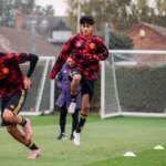 JJ Gabriel sa rozcvičuje pred zápasom Premier League U18 medzi Nottinghamom Forest U18 a Manchestrom United U18.