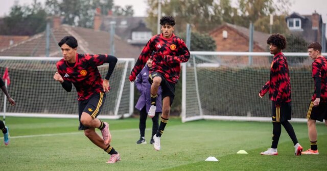 JJ Gabriel sa rozcvičuje pred zápasom Premier League U18 medzi Nottinghamom Forest U18 a Manchestrom United U18. 