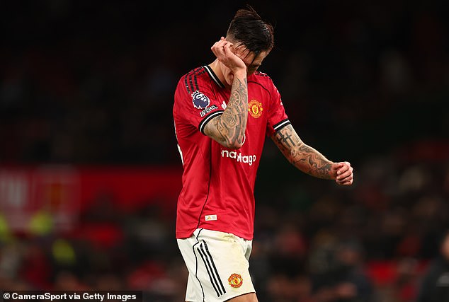 Ruben Amorim nazval Benjamina Seska 'kontrolným šialencom' a priznáva, že Ruben Amorim nazval Benjamina Seska 'kontrolným šialencom' a priznáva, že sa 'snaží' usadiť v Man United, keď dáva brutálne úprimné rady útočníkovi po tom, čo Gary Neville označil 73 miliónov libier za "míle mimo"