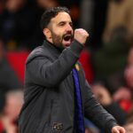 Alan Shearer pred televíznou kamerou.