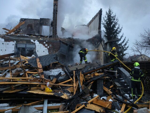 Ruské útoky na Kyjev zabili troch ľudí, zatiaľ čo ukrajinskí Ruské útoky na Kyjev zabili troch ľudí, zatiaľ čo ukrajinskí vyslanci cestujú do USA na rokovania | Správy o vojne medzi Ruskom a Ukrajinou