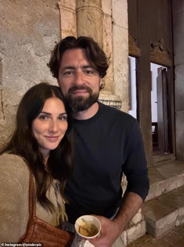 Russell Martin uniká z nočnej mory Rangers s modelkou Lucy Russell Martin bol videný, ako si užíva dovolenku s modelkou Lucy Pinder len niekoľko týždňov po jeho prepustení z postu manažéra Rangers.