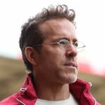 Spolumajiteľ Wrexhamu Ryan Reynolds na Racecourse Ground