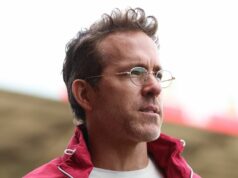 Ryan Reynolds dal Wrexhamu ultimátum, keďže sen o Premier League bol spochybnený Spolumajiteľ Wrexhamu Ryan Reynolds na Racecourse Ground