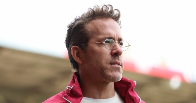 Spolumajiteľ Wrexhamu Ryan Reynolds na Racecourse Ground