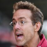 Majiteľ Wrexhamu Ryan Reynolds na Racecourse Ground