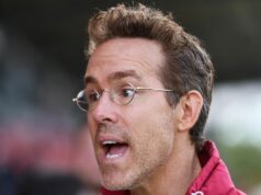 Ryan Reynolds si všimol niečo, čo miloval, pretože úprimné video Wrexham hovorí za veľa Majiteľ Wrexhamu Ryan Reynolds na Racecourse Ground