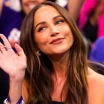 S kým chodí Kay Adams?