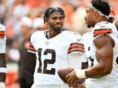 (SLEDOVAŤ) Myles Garrett ohromený, keď Shedeur Sanders odohral Brownsov najdlhší zápas sezóny počas debutového zápasu proti Raiders logo pochodového šialenstva