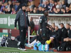 Sadio Mane odhaľuje nové podrobnosti o neslávne známom páde Mo Salaha, keď otvára ich rivalitu v Liverpoole Neslávne známy incident proti Burnley ukázal, že Sadio Mane vyzeral ako animovaný, keď odchádzal z ihriska a potom na lavičku, keď sa vztekal nad rozhodnutím Mo Salaha neprihrať mu.