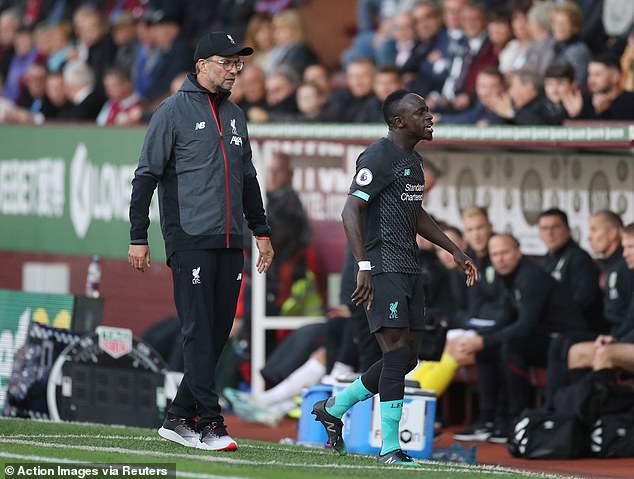 Sadio Mane odhaľuje nové podrobnosti o neslávne známom páde Mo Neslávne známy incident proti Burnley ukázal, že Sadio Mane vyzeral ako animovaný, keď odchádzal z ihriska a potom na lavičku, keď sa vztekal nad rozhodnutím Mo Salaha neprihrať mu.