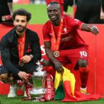 Sadio Mane (vpravo) prezradil, prečo v roku 2016 odmietol Manchester United prestúpiť do Liverpoolu