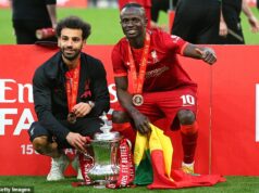 Sadio Mane odhaľuje, prečo odmietol Manchester United pre Liverpool po tom, čo Louis van Gaal nedokázal presvedčiť útočníka, aby prestúpil na Old Trafford Sadio Mane (vpravo) prezradil, prečo v roku 2016 odmietol Manchester United prestúpiť do Liverpoolu