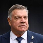 LIVERPOOL, ANGLICKO - 1. SEPTEMBER: Bývalý futbalový manažér Sam Allardyce má rozhovor s hostiteľom podujatia Spencerom Owenom (bez obrázku) v štvrtý deň majstrovstiev sveta FIFAe s futbalovým manažérom na výstavisku Liverpool 1. septembra 2024 v Liverpoole v Anglicku. (Foto Alex Livesey – FIFA/FIFA cez Getty Images)