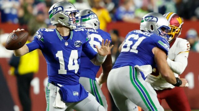 Sam Darnold zo Seahawks hádže 4 TD v prvom polčase a vyhral tak
