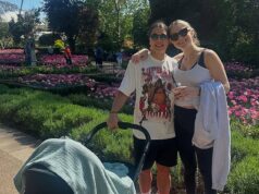 Sam Kerr odhaľuje, ako materstvo zmenilo jej pohľad na život – ako hviezda Matildas zdvihne veko, či si myslí, že jej syn bude hrať futbal za Austráliu alebo Ameriku Sam Kerr (na snímke so snúbenicou Kristie Mewis a ich dieťaťom Jaggerom) prezradila, že stať sa rodičom jej dalo nový pohľad na život.