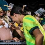 Austrálska hviezda Sam Kerr bol požiadaný, aby podpísal tehotenské bruško tejto ženy na radosť davu
