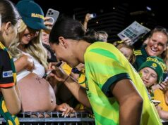 Sam Kerr podpísala bruško tehotnej mamy, keď kradla šou proti Novému Zélandu – napriek tomu, že ani nehrala za Matildas Austrálska hviezda Sam Kerr bol požiadaný, aby podpísal tehotenské bruško tejto ženy na radosť davu