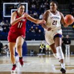 Sarah Strong a Azzi Fudd viedli UConn pred Louisville v úvode