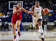 Sarah Strong a Azzi Fudd viedli UConn pred Louisville v úvode Sarah Strong a Azzi Fudd viedli UConn pred Louisville v úvode