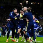 Kenny McLean je obťažovaný po tom, čo chytil úžasný štvrtý a posledný gól v Hampdene